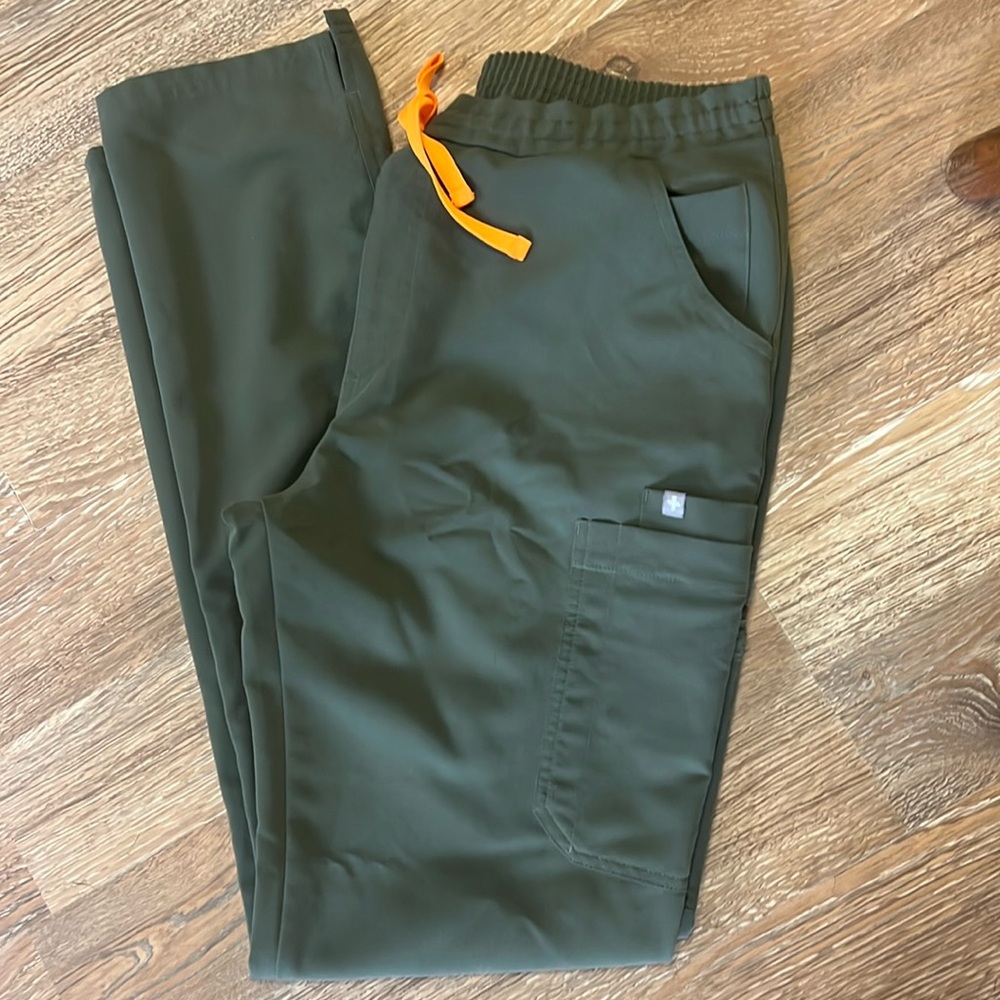 Fig scrubs moss green